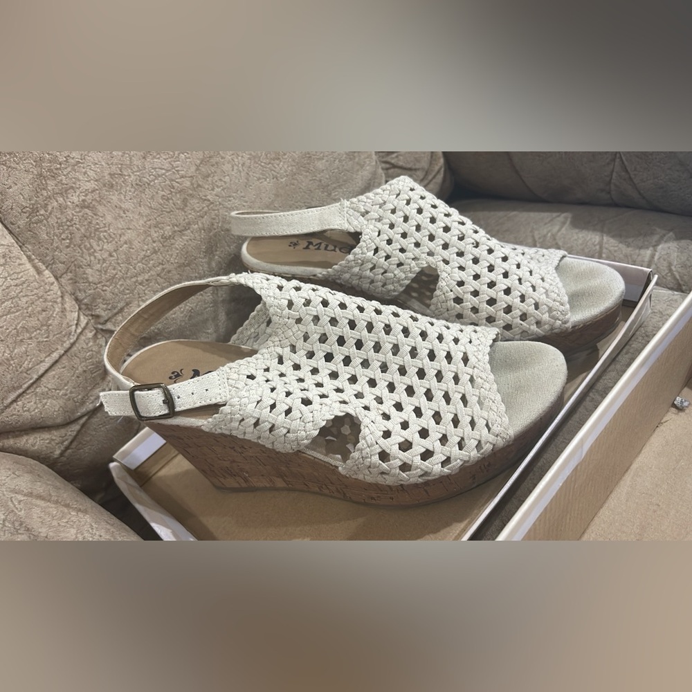 MUSSE & CLOUD Women's Cream Wedge Sandals